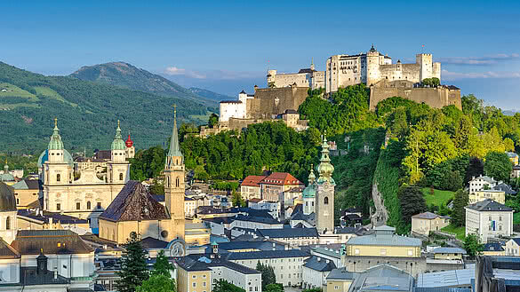 Salzburger Altstadt Sehenswürdigkeiten Salzburg, Blick vom Mönchsberg auf die Festung Hohensalzburg und auf die Salzburger Altstadt