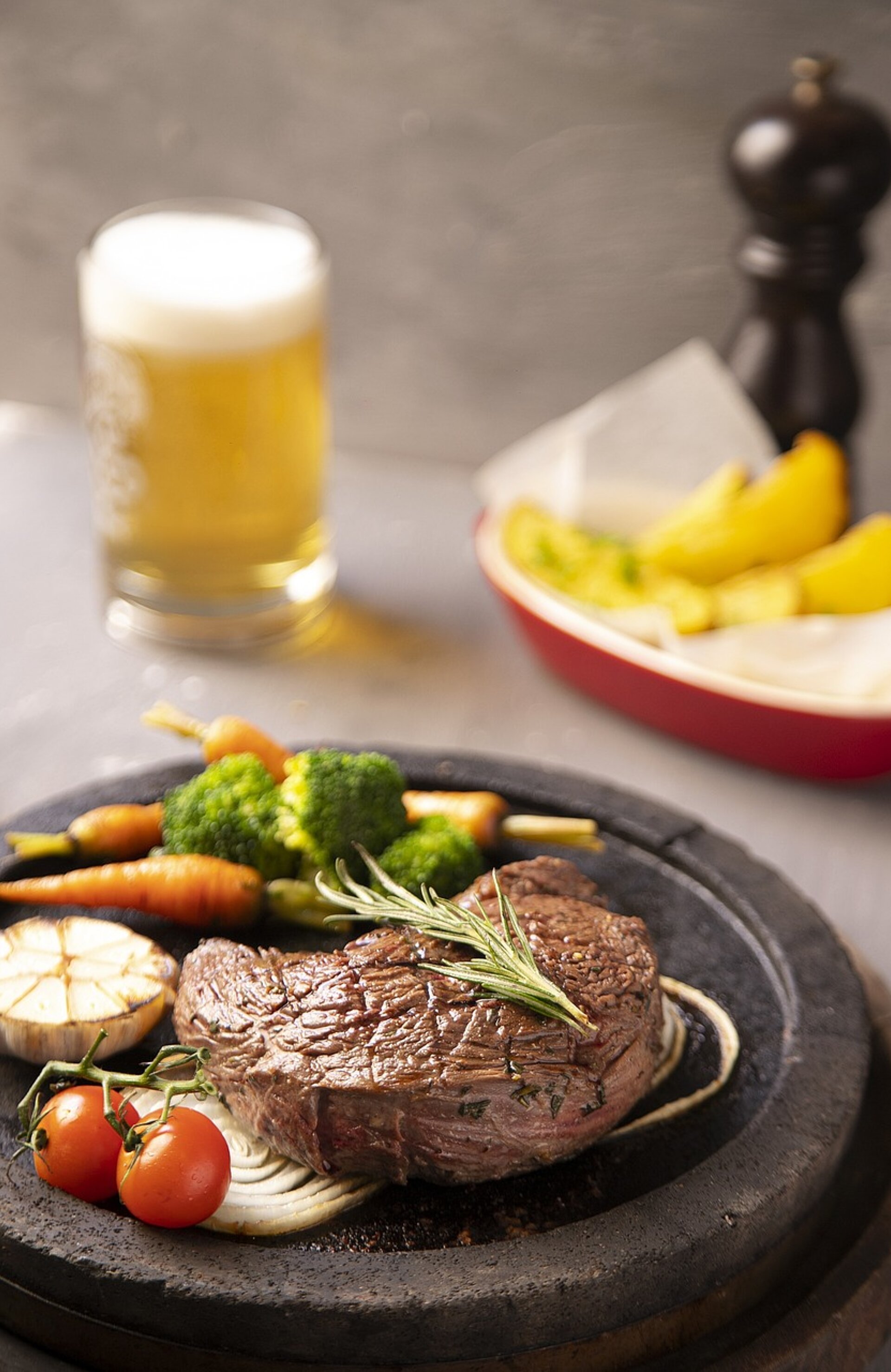 Gericht mit Steak und Bier